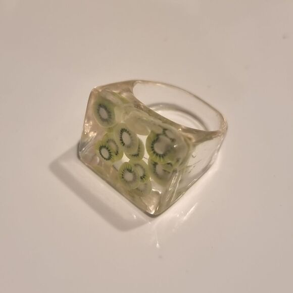 New URBAN OUTFITTERS Kiwi Acrylic Ring - Picture 5 of 8
